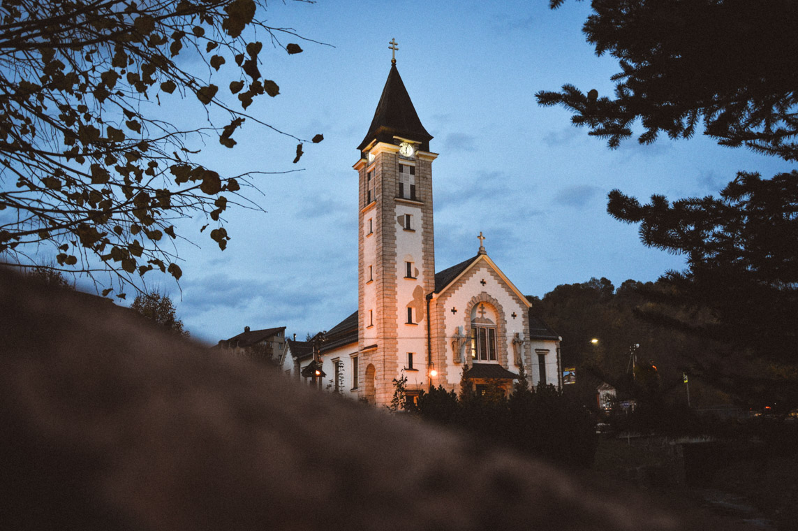 Večerný kostol sv. Cyrila a Metoda v obci Terchová pri riečke Varínka.