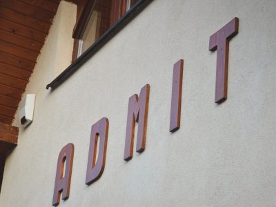 Logo na dome.