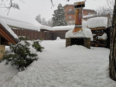 Vonkajší krb počas silnej zimy zasypaný množstvom snehu.