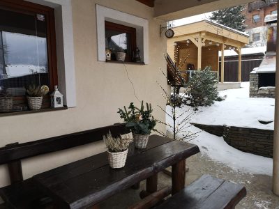 Terasa pred Penziónom Admit s vianočnou výzdobou a svetielkami.